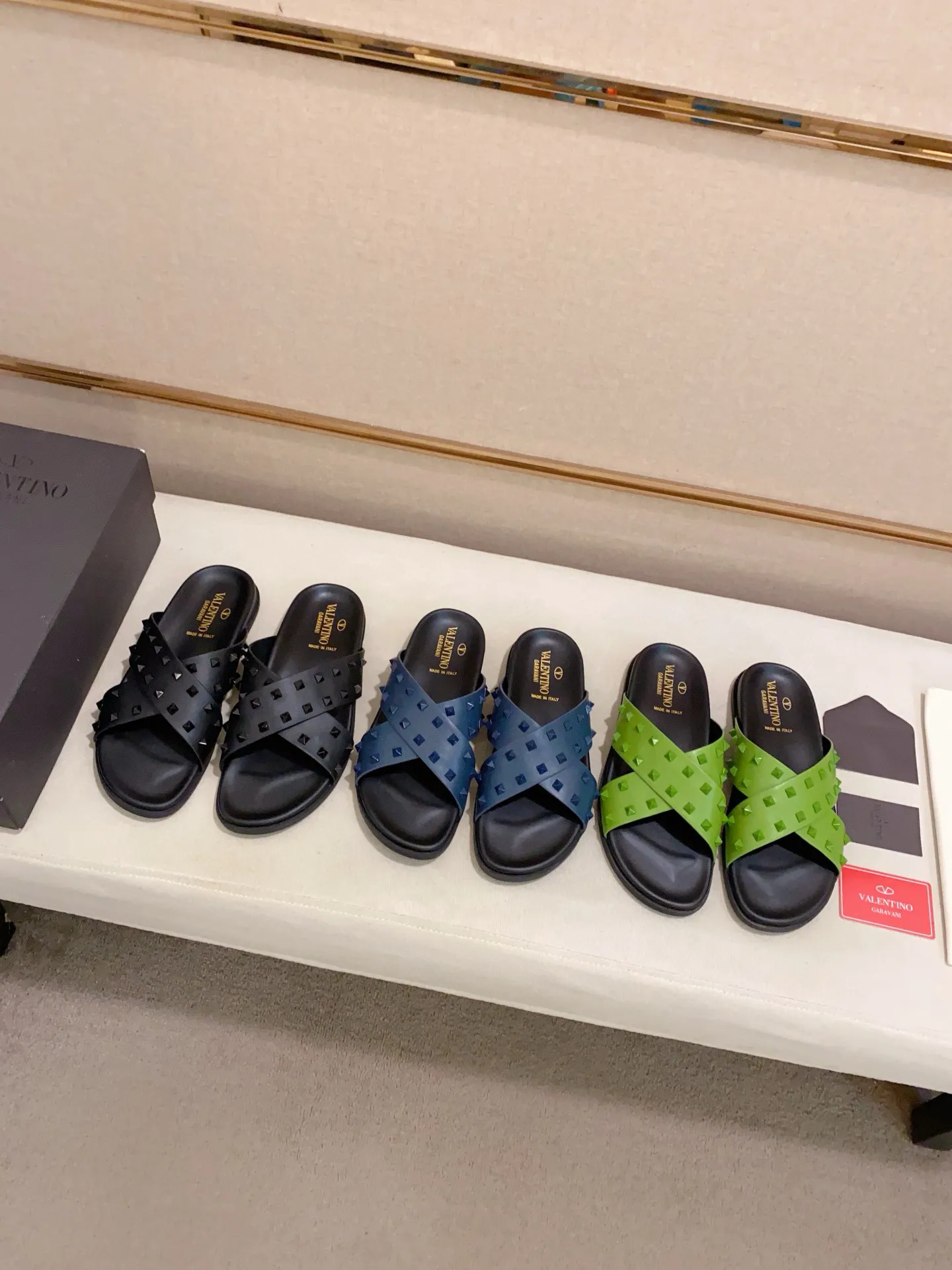 Men's shoes💰: 440💰[Valentino] New men's boutique slippers, counter quality, classic plaid, the actual workmanship is quite complex🔰The uppers are made of imported fabrics➕🐑Sheepskin lining, which tests the craftsman's craftsmanship➕original PU outsole. Size: 38-44 (45 can be customized, non-refundable)